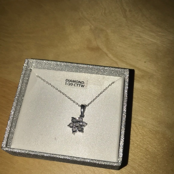 Macy's Jewelry - Macys Diamond Necklace 1/20 CTTW Macy's Jewelry - Macys Diamond Necklace 1/20 CTTW